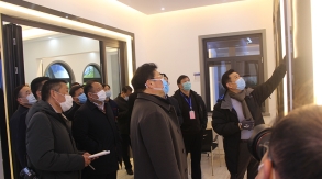 2月26日下午，縣委高書記一行來景泰玻璃督導企業復工復產、疫情防控及安全生產情況，并參觀、考察景泰門窗工廠。